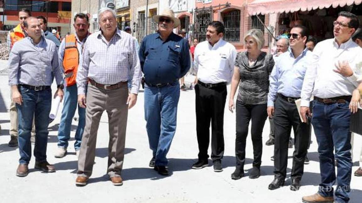 $!Los funcionarios municipales también recorrieron los trabajos que se llevan a cabo en la calle Padre Flores.