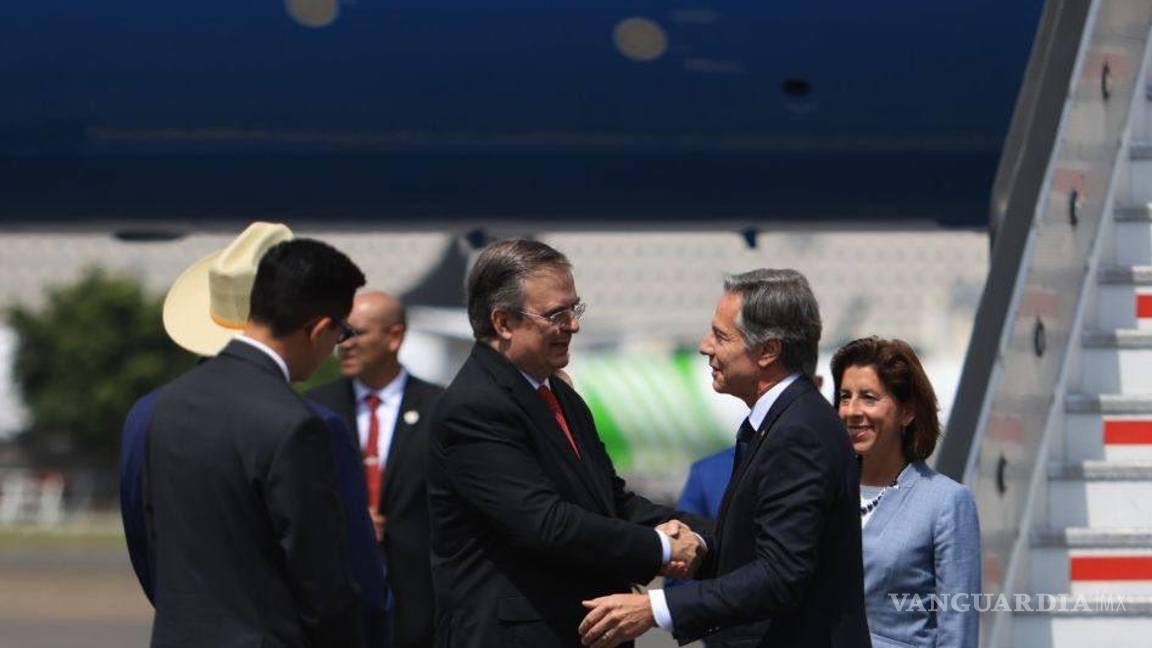 Llega Antony Blinken a México; lo recibe Marcelo Ebrard