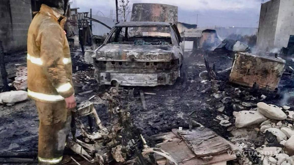 $!El desgarrador incendio arrasó con los tejabanes en Ramos Arizpe, y aunque no hubo lesionados, sí cuantiosas pérdidas.