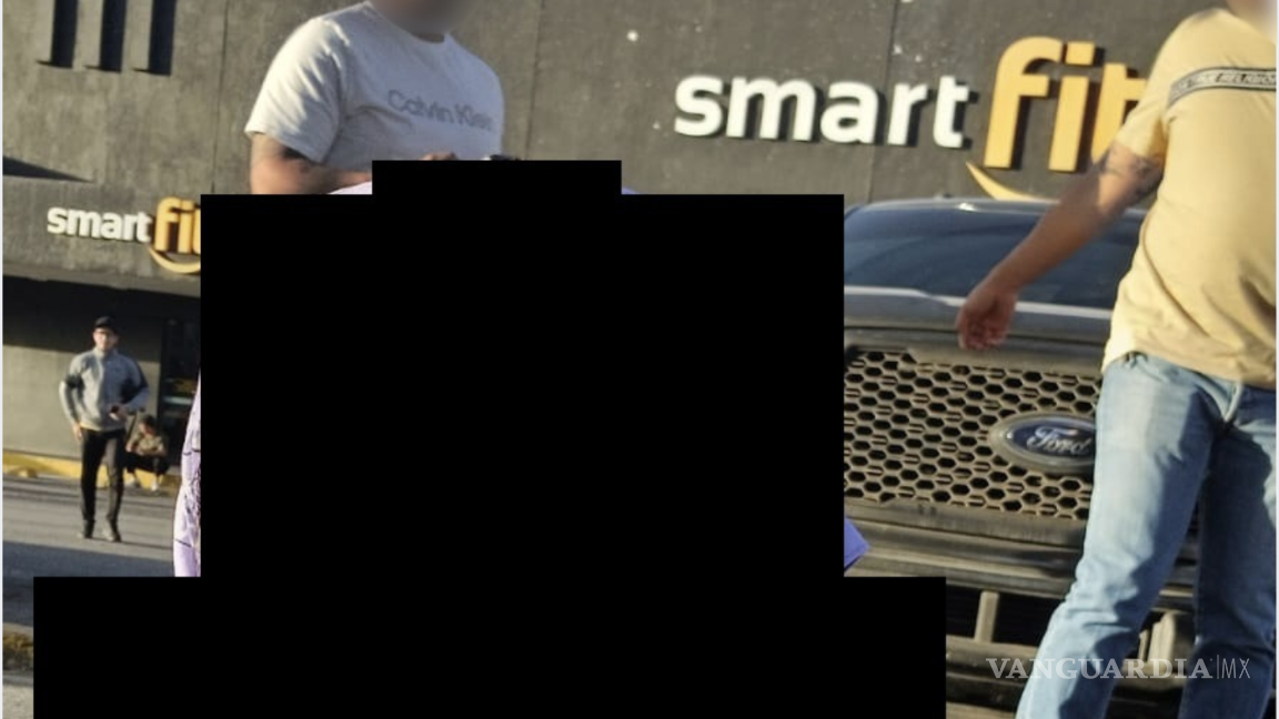 $!La parte que aprece en negro corresponde a la mujer que acompañó a la hija del autor. Las dos personas que aparecen con el rostro difuminado fueron confrontadas por estar grabando con sus celulares al contingente feminista.