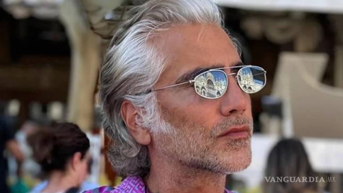 $!Otra de las camisas que portaba El Potrillo es de la marca Versace.