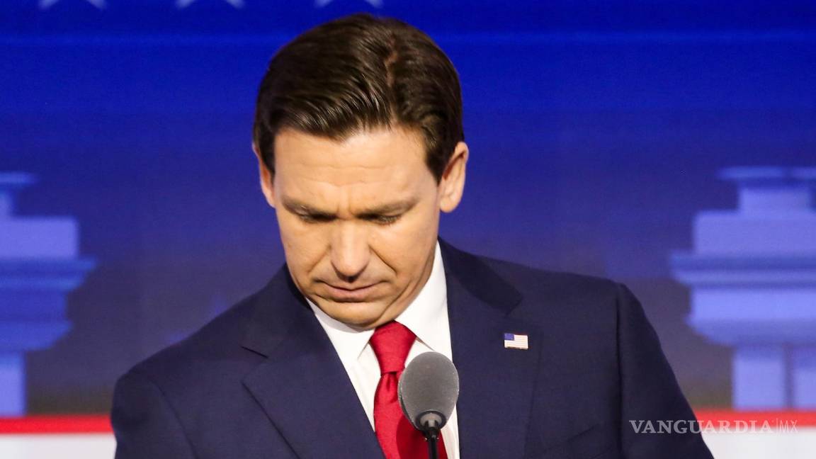 $!El candidato republicano a la presidencia, el gobernador de Florida, Ron DeSantis, antes del inicio del debate presidencial republicano en Milwaukee, Wisconsin.