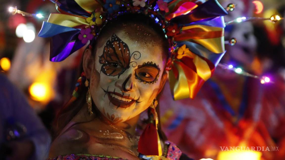 $!Una mujer participa en un desfile de catrinas en Ciudad de México (México).