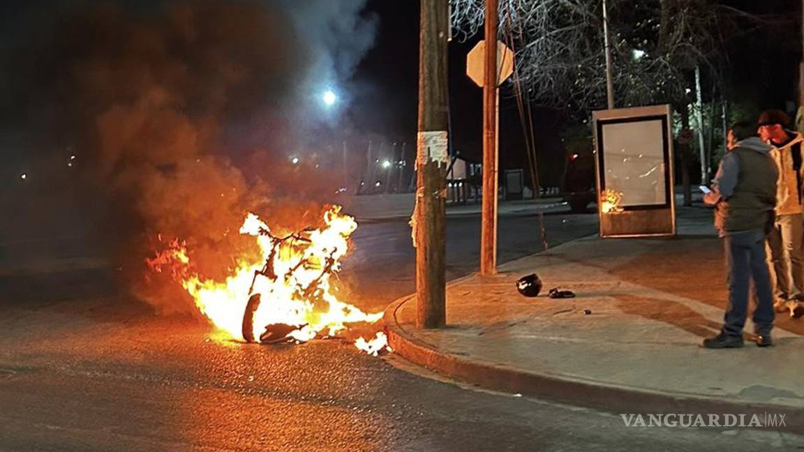 Saltillo: cortocircuito en moto provoca arda en llamas frente al Teatro de la Ciudad