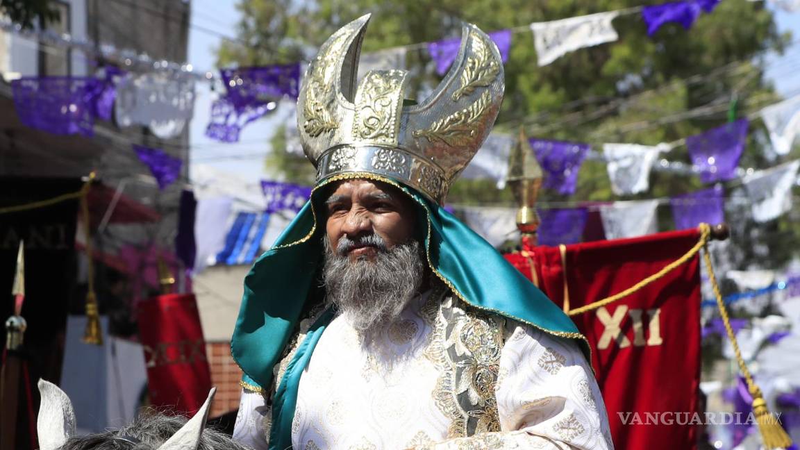 $!Otros más personifican a sacerdotes durante el juicio a Jesús.