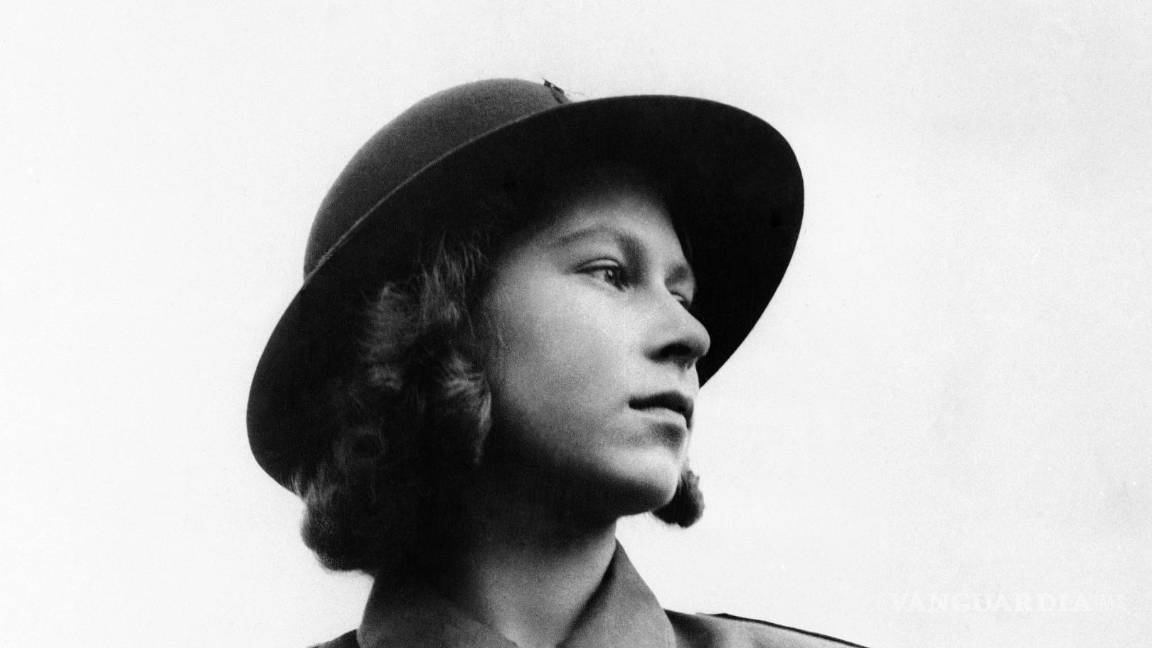 $!17 de agosto de 1943, la princesa Isabel de Gran Bretaña posa para una foto con un uniforme de Girl Guides, en Windsor Great Park, en Windsor, Inglaterra.