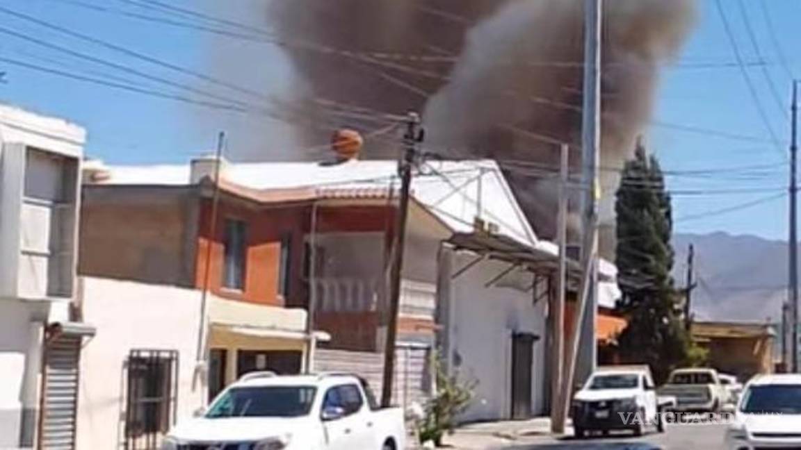 $!Las columnas de humo se veían desde calles aledañas.