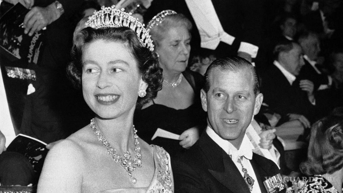 $!La reina Isabel II con su esposo el prí­ncipe Felipe, duque de Edimburgo en el estreno mundial de la pelí­cula Dunkirk el 20 de marzo de 1958.