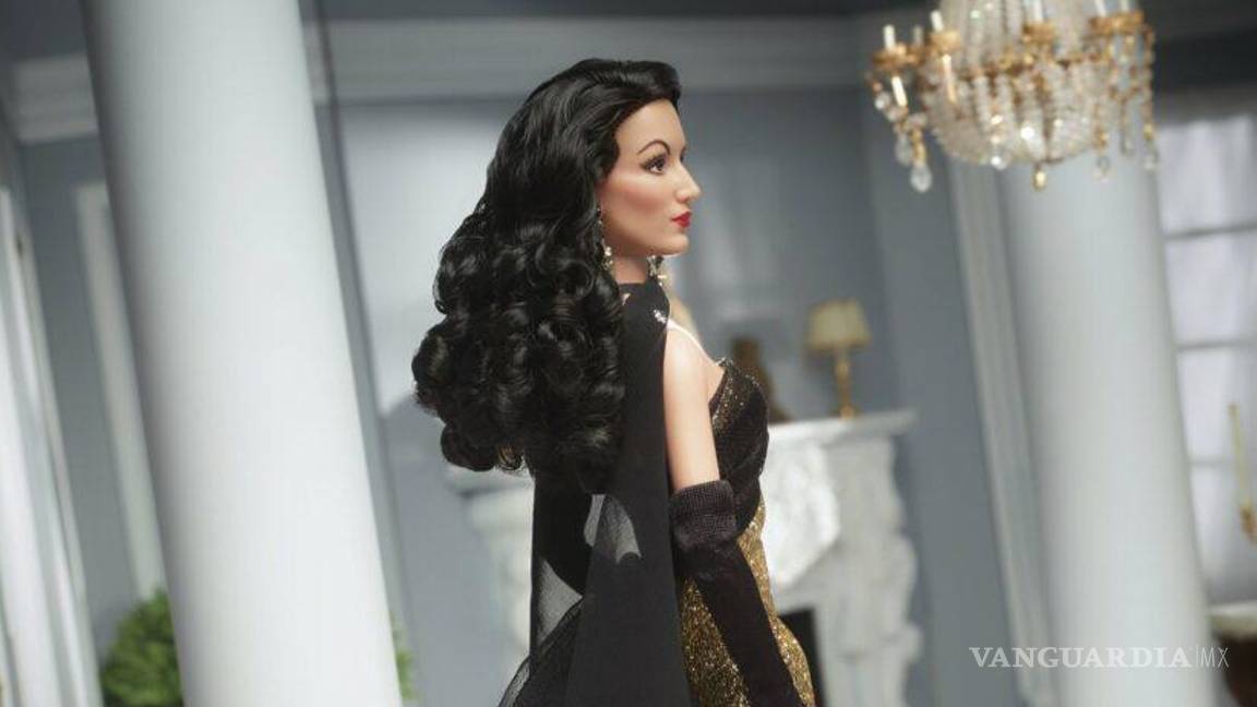 $!La muñeca refleja el estilo elegante de vestir que acostumbraba María Félix.