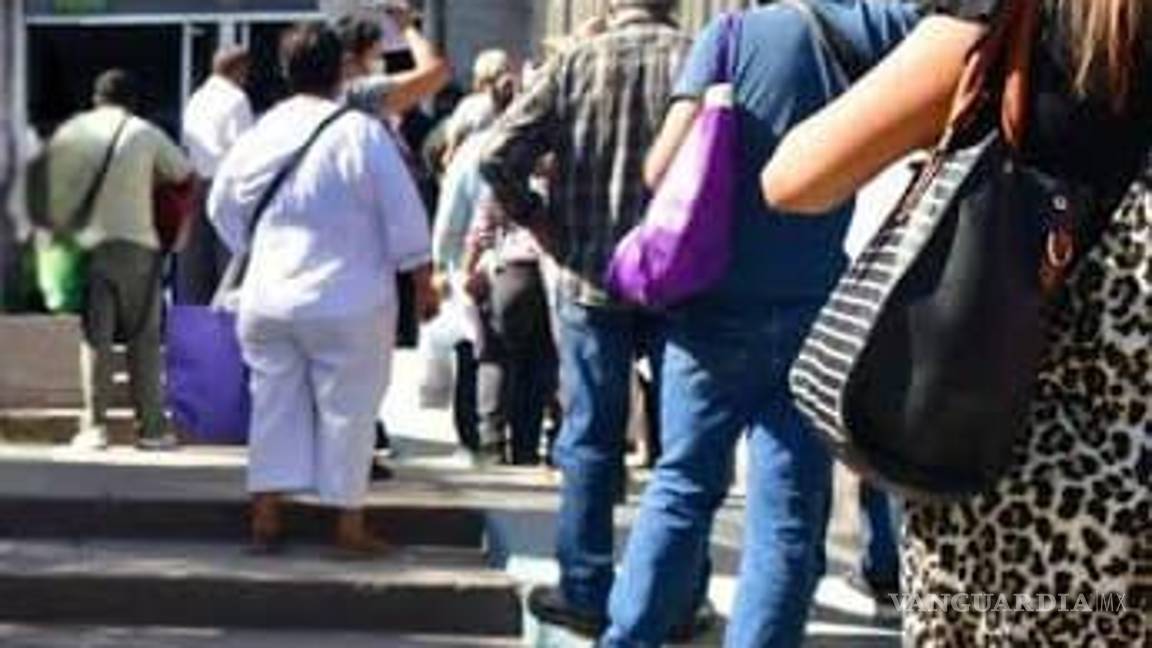 Protestan derechohabientes del IMSS Torreón por largas filas para surtir medicinas
