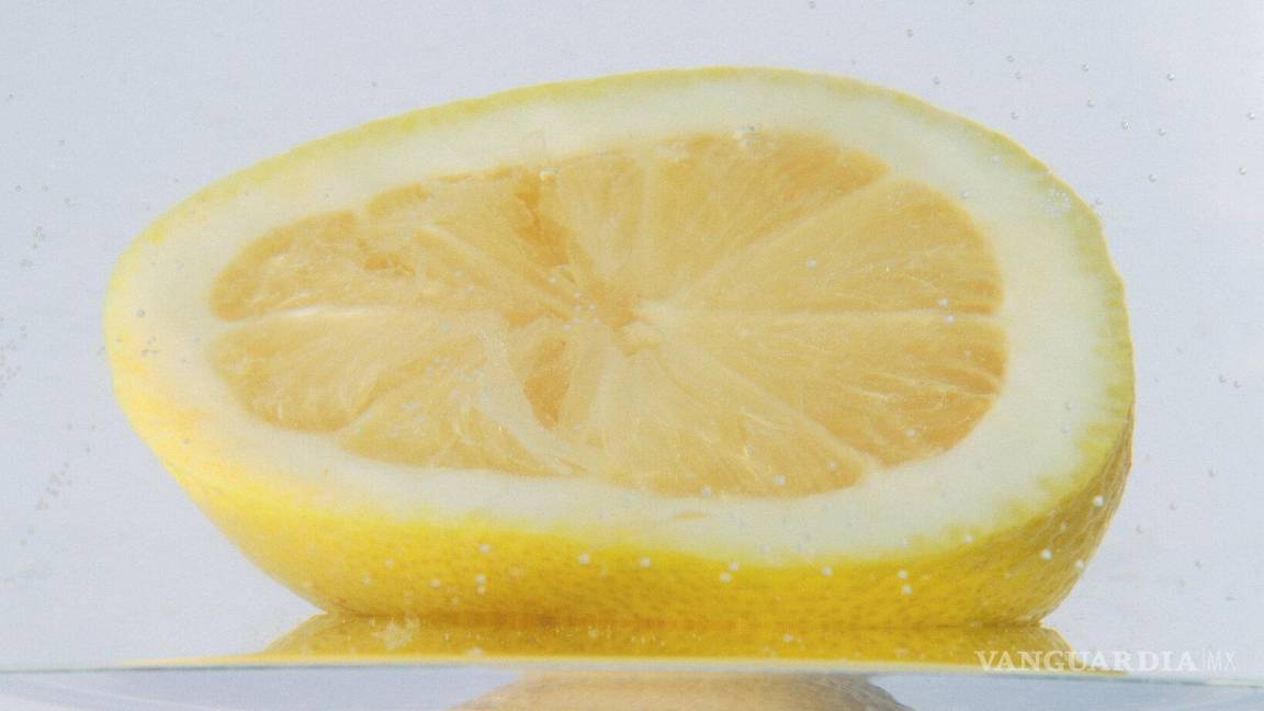 ¿Tomar agua caliente con limón tiene beneficios para la salud?