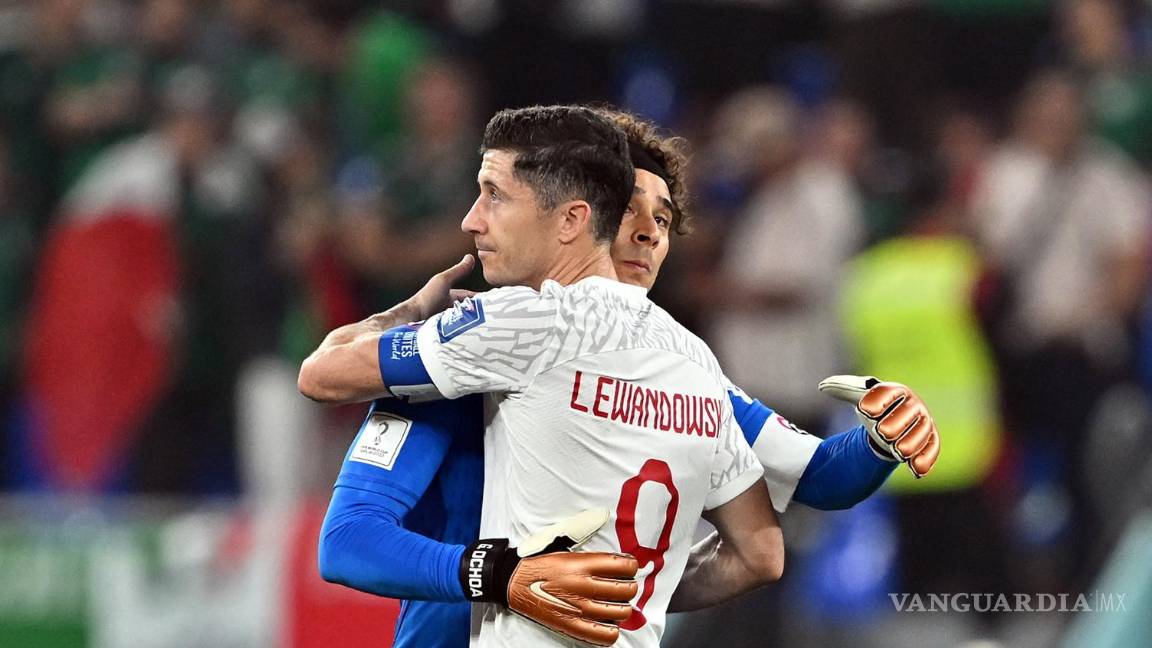 $!Ochoa y Lewandowski al finalizar el pertido.