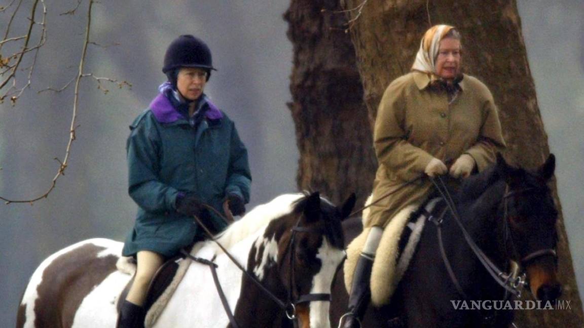 $!Una imagen del 2 de abril de 2002. La reina Isabel II de Gran Bretaña (d) y su hija, la princesa Ana (i) cabalgando por los terrenos del castillo de Windsor.