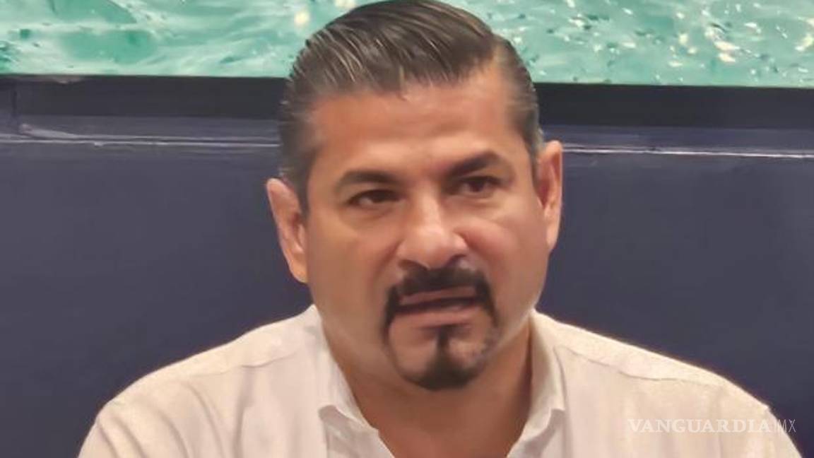 $!El aspirante a la alcaldía de Torreón presentó un video donde se aprecia que policías estatales detienen un camión con gente de colonias que se dirigía al cierre de campaña.