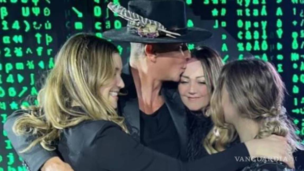 $!Andrea Legarreta publicó una foto con su familia fundida en un abrazo.