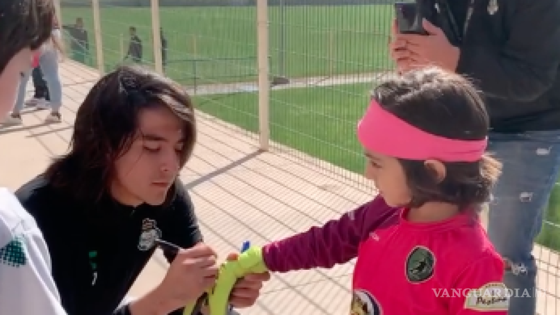 $!El guardameta le autografió la playera, guantes y banda.