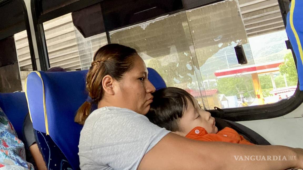 $!La gente que no tiene carro se pasa media vida trepada en camiones urbanos y transurbanos.