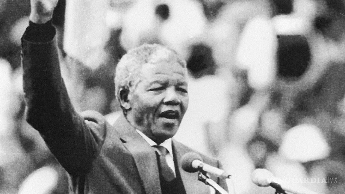 $!13/02/90. Nelson Mandela es saludado por 100,000 personas en el estadio de Soweto días después de su liberación, tras 27 años de encarcelamiento.