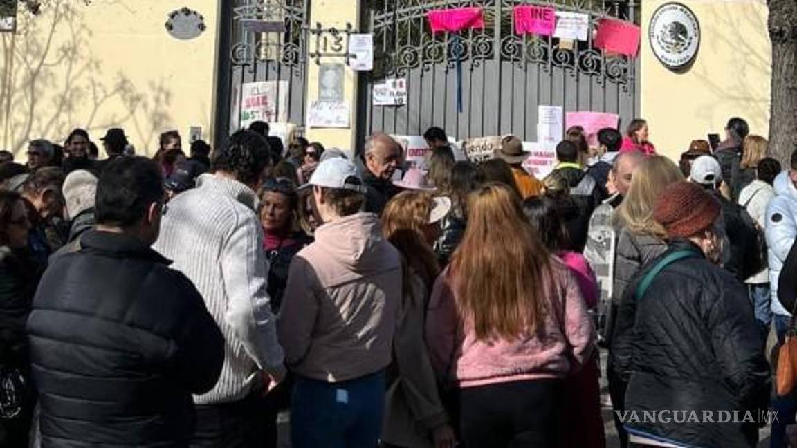 Mexicanos en España alzan la voz en defensa del INE