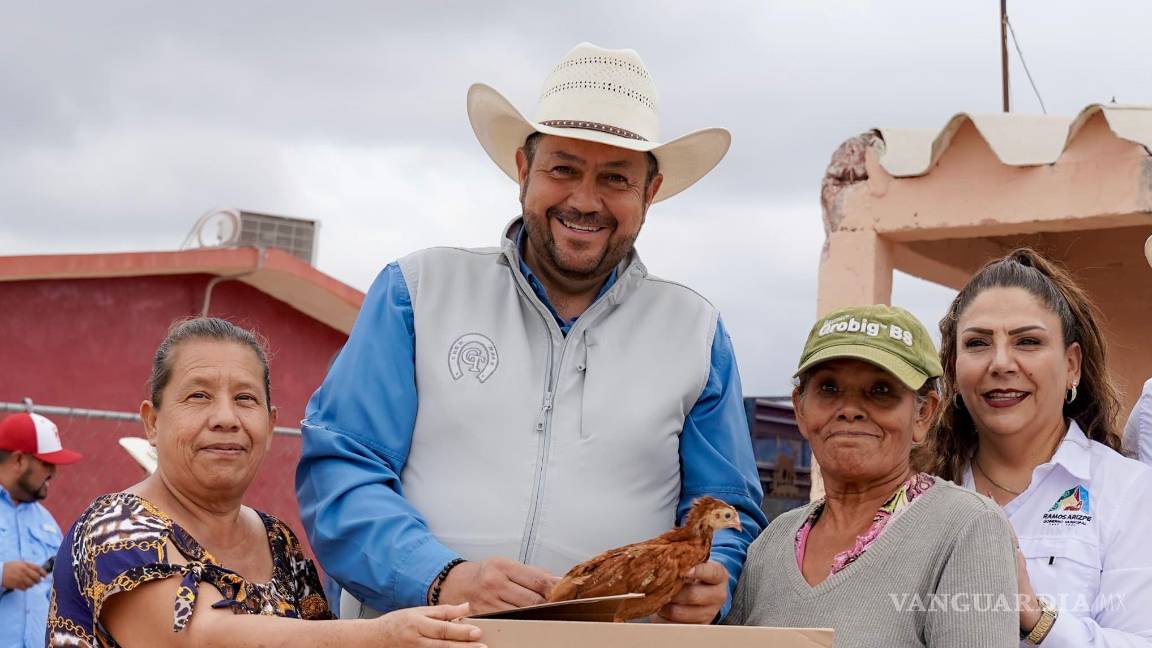 $!Habitantes de por lo menos nueve ejidos se vieron beneficiados con la entrega de animales de corral y alimento especializado.