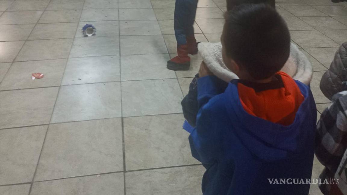 $!Santiago, el pequeño cumpleañero de cinco años, quebró su piñata acompañado delos asistentes.