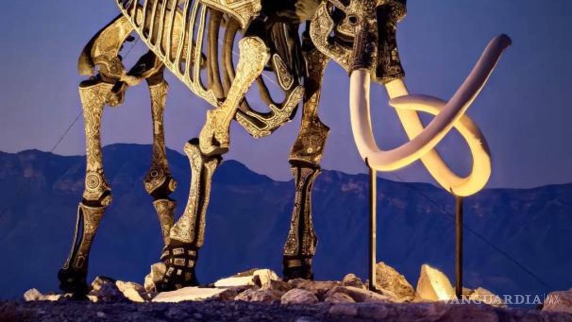 $!El Mamut Colombino, de acero y resinas epóxicas, reposando en lo más alto de la mina, uniendo arte y naturaleza en Cuatro Ciénegas.