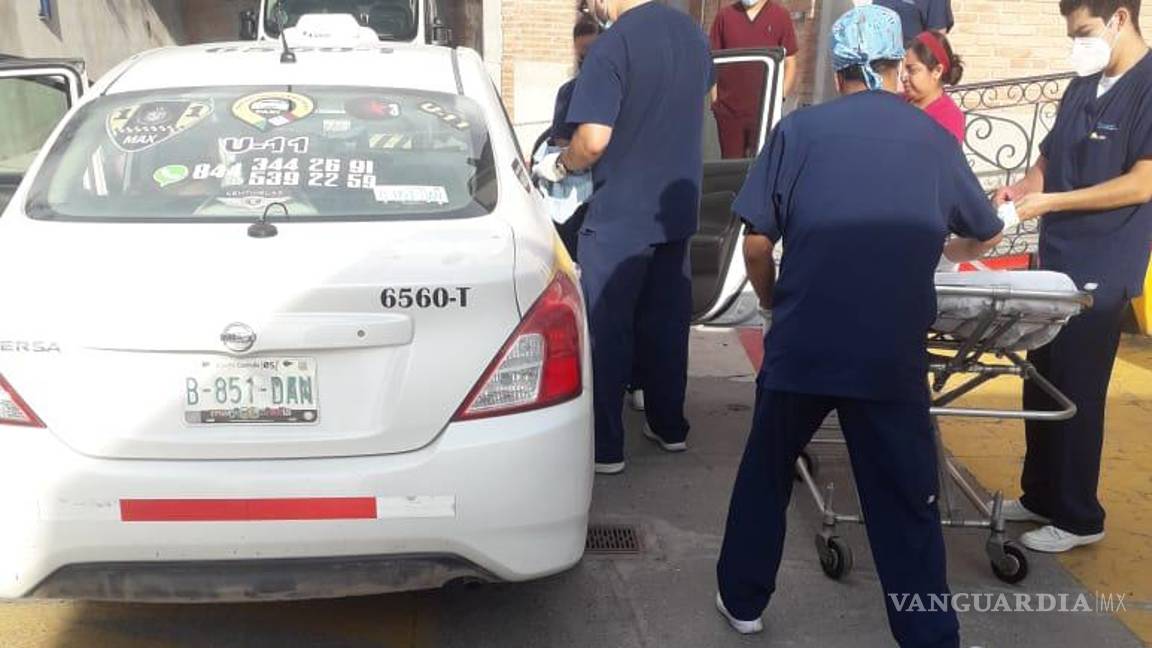 Ante negativa de una ambulancia en el 911, mujer da a luz en un taxi de Saltillo