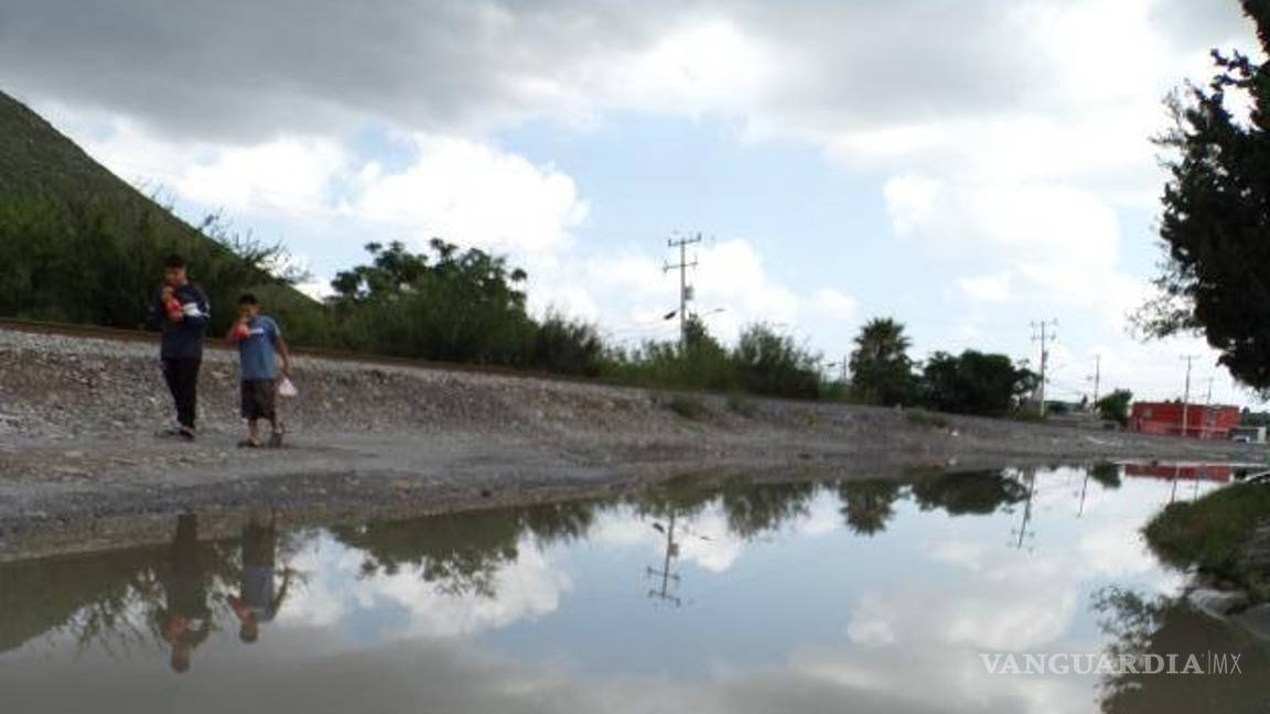 $!El agua brota por las coladeras y forma charcos pestilentes en plena calle.