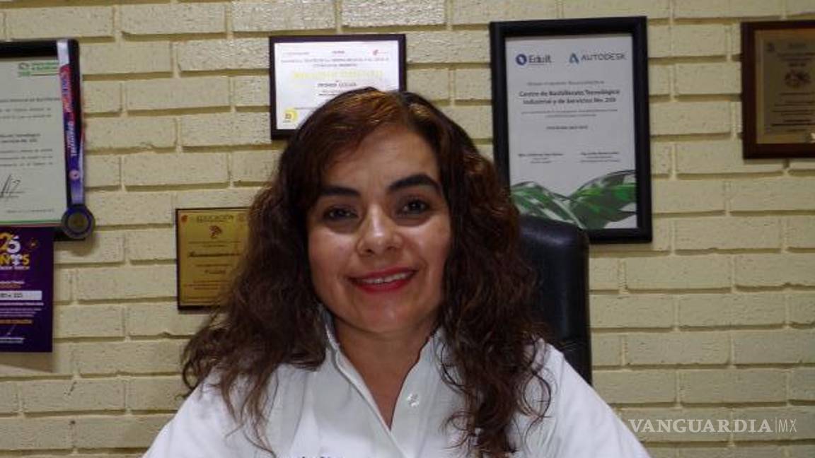 $!La directora de la preparatoria habló de las acciones que se implementan para combatir las adicciones.