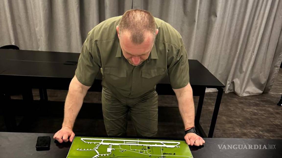 $!Vasyl Malyuk, jefe del Servicio de Seguridad de Ucrania, estudia fotos y mapas de ubicaciones estratégicas rusas en su despacho en Ucrania.