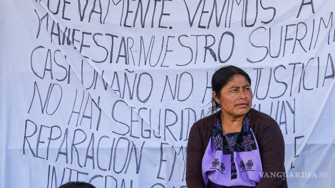 $!Indígenas desplazados de la comunidad de Chenalhó se manifiestaron en Tuxtla Gutiérrez para exigir que el Gobierno mexicano reconozca el desplazamiento forzado por la violencia que viven en Chiapas | Foto: EFE