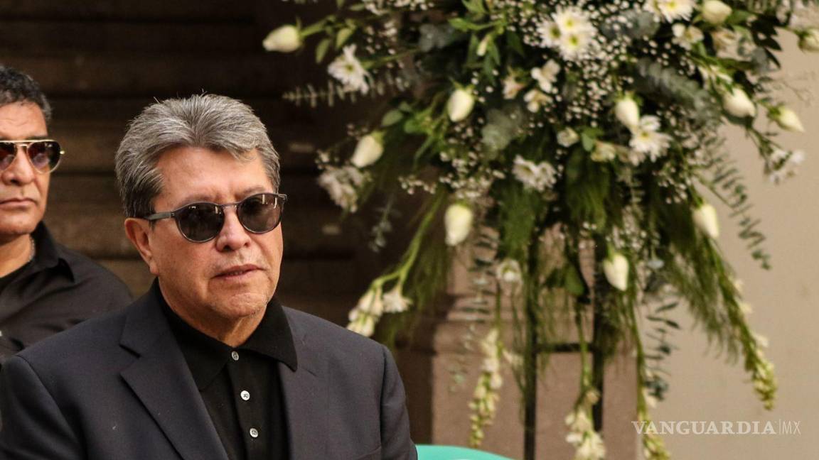 $!El senador Ricardo Monreal Ávila asiste a un homenaje póstumo a Juan Pérez Guardado, quien fuera su cuñado en Fresnillo, Zacatecas.