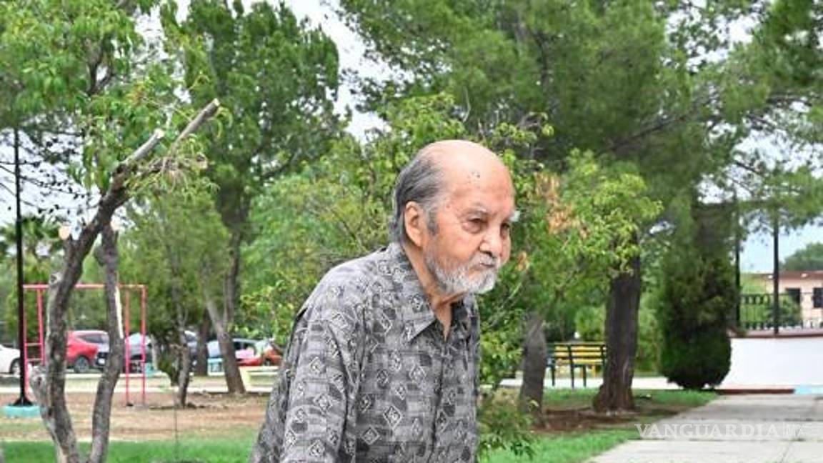 $!Mientras muchos jóvenes optaron por el ocio, don Salvador acudió a votar convencido de que la participación ciudadana es la vía para cambiar al país.