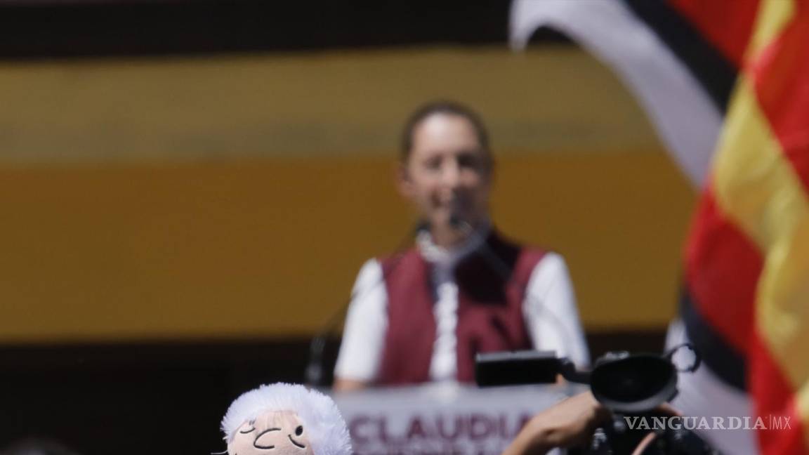 $!En el mitin con simpatizantes realizado en Ramos Arizpe, hubo morenistas que llevaban los famosos peluches del presidente López Obrador.