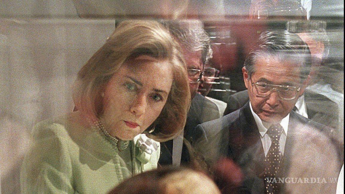 $!La primera dama Hillary Clinton y el primer ministro de Perú, Alberto Fujimori, miran a una momia de 500 años de antigüedad expuesta en la National Geographic Society en Washington, el martes 21 de mayo de 1996.