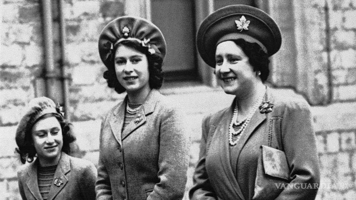 $!La princesa Isabel, de 16 años (c) con su madre la reina Isabel y su hermana menor la princesa Margarita el 19 de mayo de 1942 en Windsor.