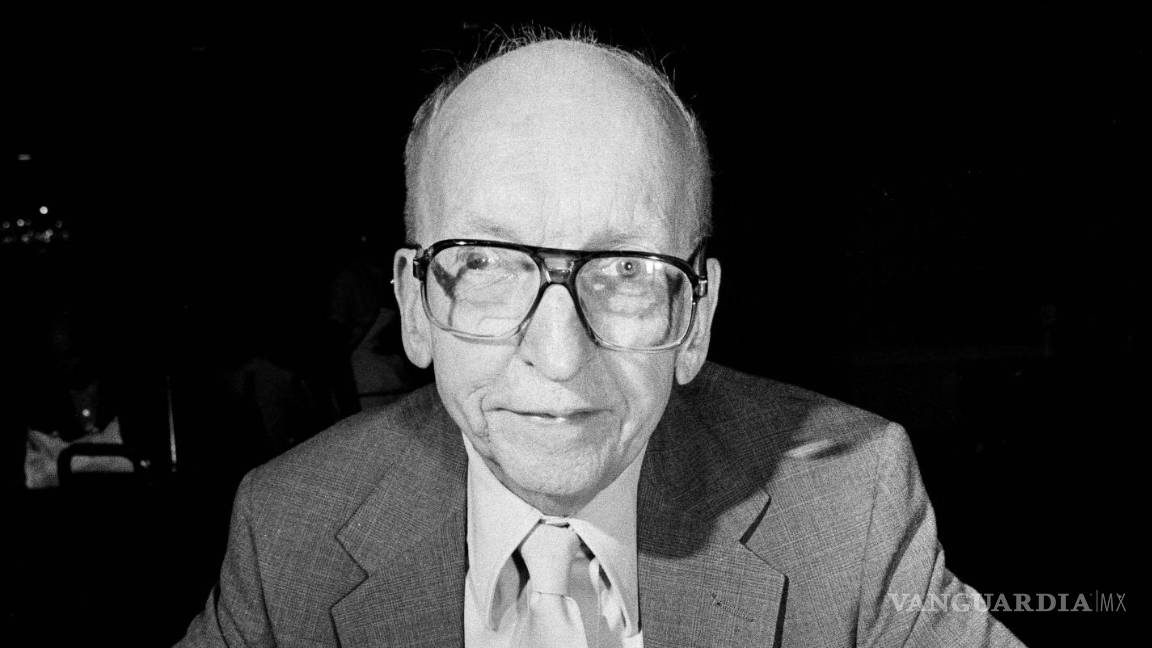 $!Alfred Butts inventor del Scrabble, en 1985.