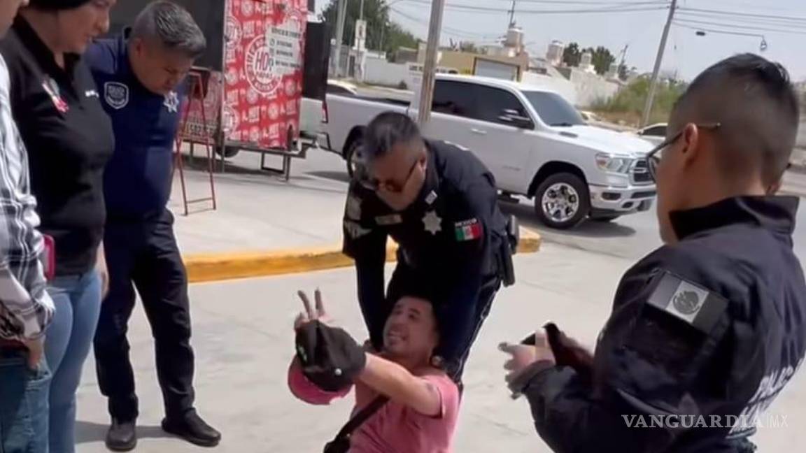 $!Édgar Aguilera permanece esposado en el suelo y luego fue subido a la patrulla 250 de la Policía Estatal.