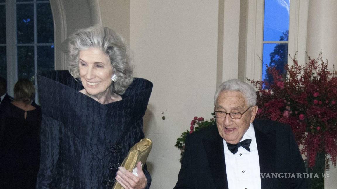 $!Imagen de archivo fechada en Washington, el 25 de septiembre de 2015, de Henry Kissinger y su esposa Nancy. /POOL