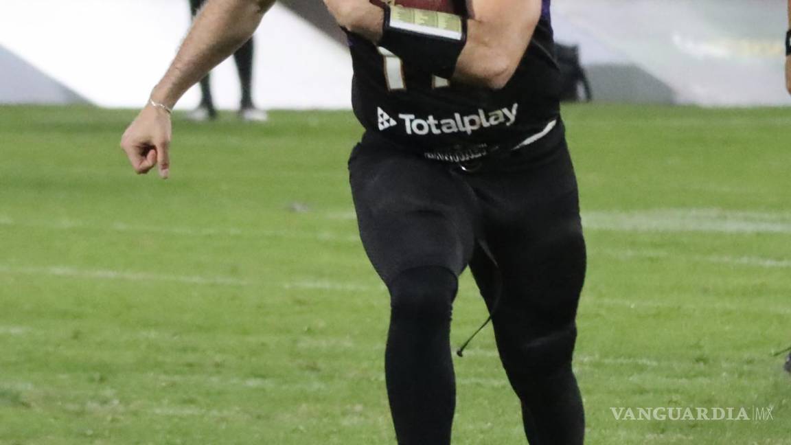 $!Erick Niño es el quarterback, número 17.