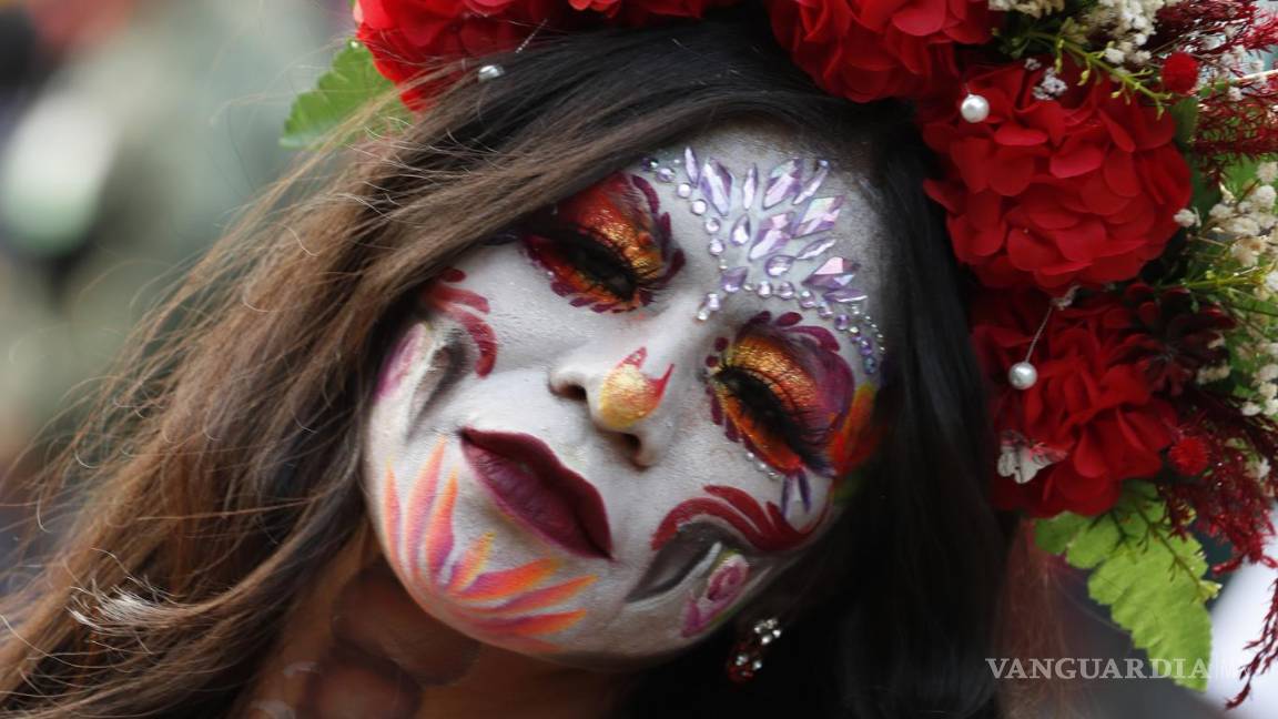 $!Una mujer participa en un desfile de catrinas en Ciudad de México (México).