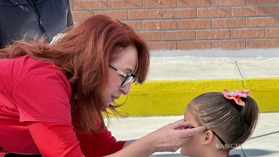 $!Los problemas visuales se presentan en edades más tempranas por la exposición a dispositivos con luz azul como los celulares.