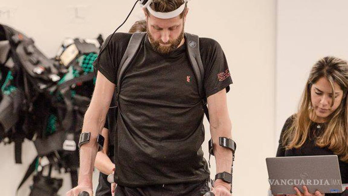 $!Camina ahora con ayuda de un andador, y el sistema cerebro-máquina, que aún no ha podido ser miniaturizado, es todavía algo aparatoso