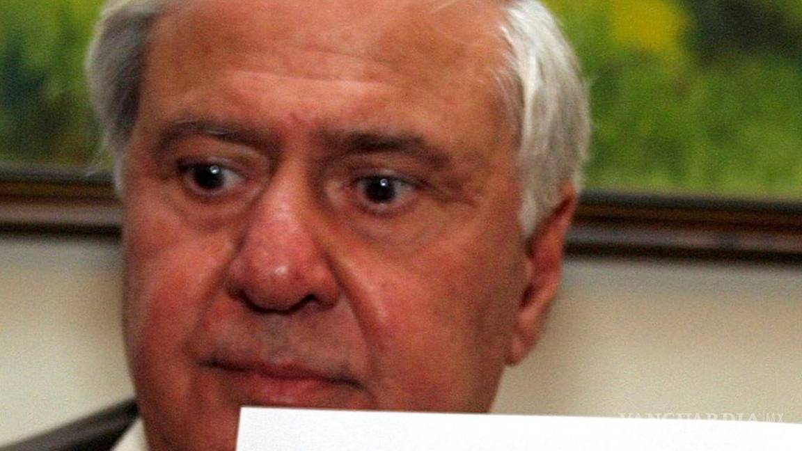 $!4/05 2005. El entonces ministro del Interior pakistaní, Aftab Ahmed Khan, muestra la fotografía del sospechoso de pertenecer a Al-Qaeda Abu Faraj Al-Libbi.