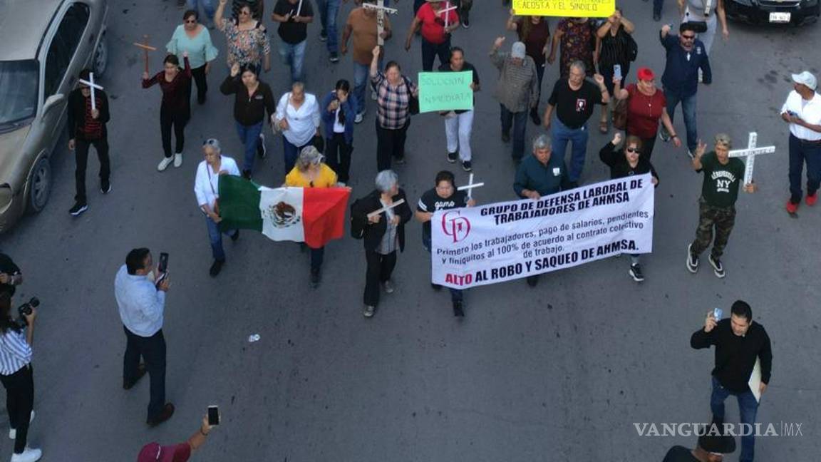 $!Esperanza Esmeralda Solís Flores, ex trabajadora de AHMSA, alza la voz pidiendo el cumplimiento de los acuerdos laborales.