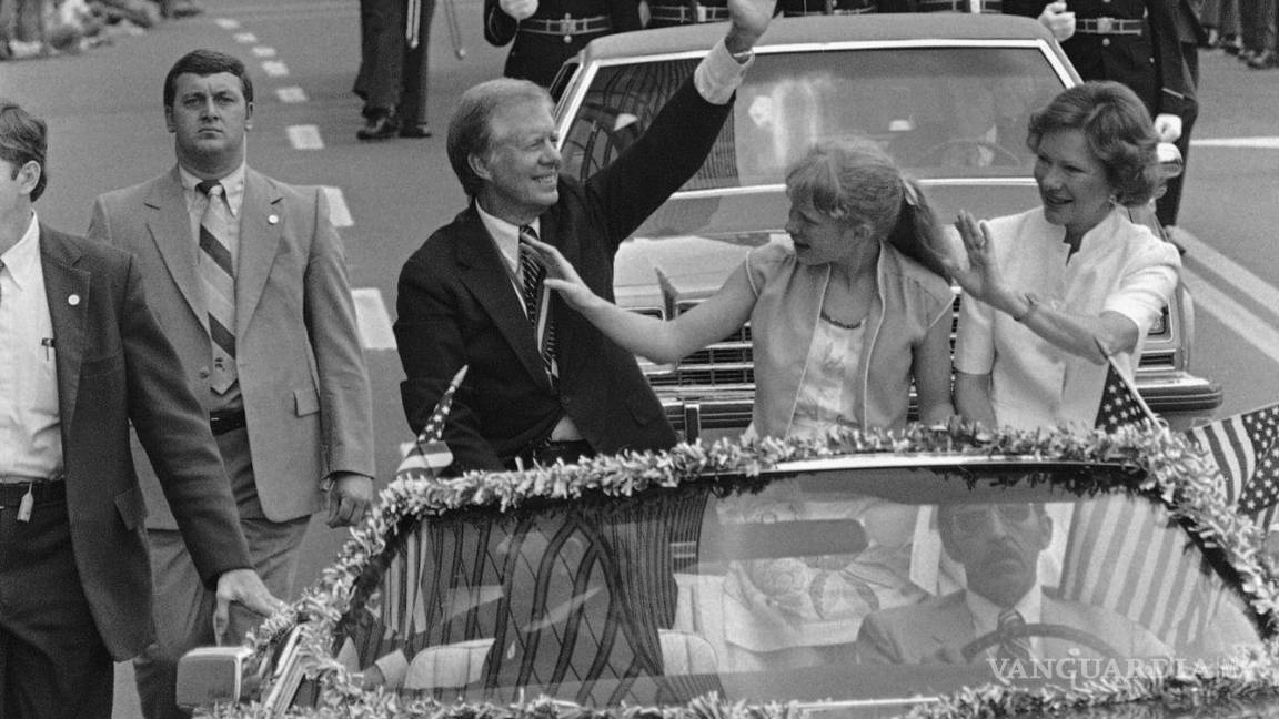 $!El expresidente Jimmy Carter, su esposa Rosalynn Carter y su hija Amy Carter, saludan a las personas en la calle Peachtree, Atlanta, Georgia, el 4 de julio de 1981.