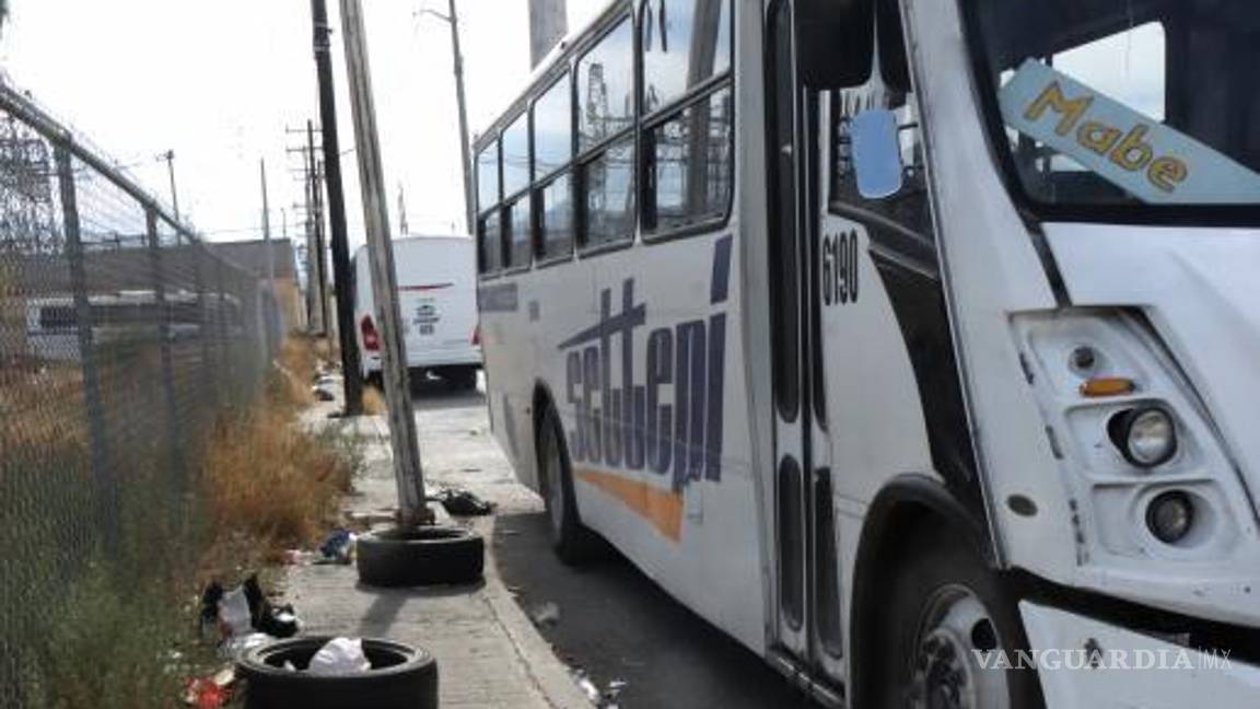 $!Los padres de familia temen por la salud de los niños, quienes se ven expuestos a escombros y objetos peligrosos en el lugar.