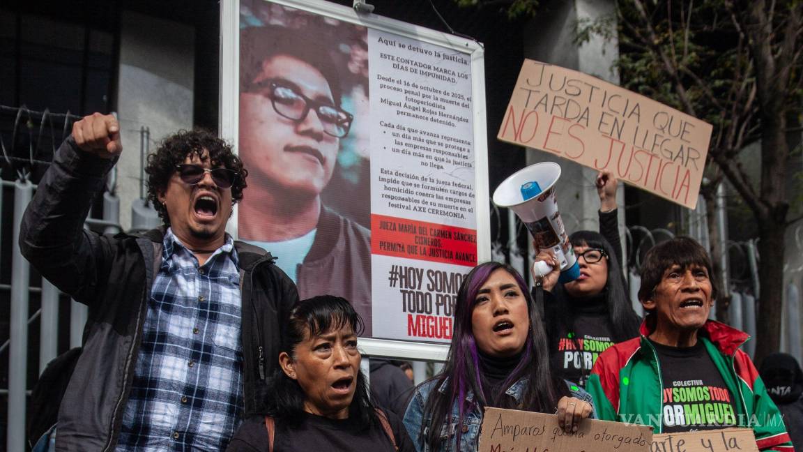 $!CIUDAD DE MÉXICO, 20 ENERO 2026.- A 98 días que debió darse la audiencia inicial, los padres de Miguel Ángel Hernández Rojas, fotoperiodista víctima de negligencia ocurrida el 5 de abril de 2025 durante festival AXE ceremonia y resultó su muerte, se manifiestan hoy frente Juzgados de Distrito en Materia Penal así como la colocación de panel contador de días sin llegar a la justicia