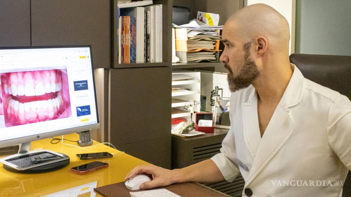 $!Dr. Iván Malagón analizando una imagen clínica.