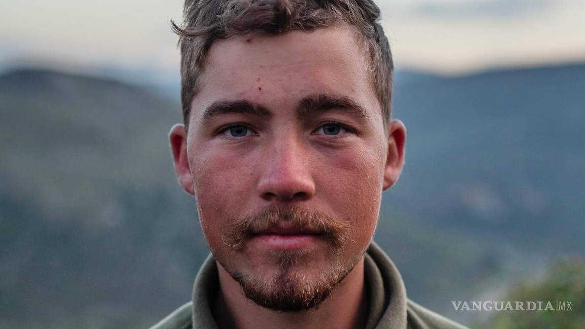 $!Peter Fink, un trabajador voluntario de ayuda humanitaria, en el campamento que mantiene para los solicitantes de asilo que llegan cerca de Campo, California.